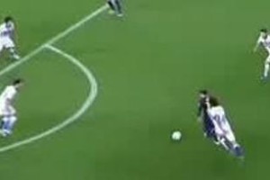 足球后卫过人技巧大揭秘（如何成为一名不可阻挡的后卫）