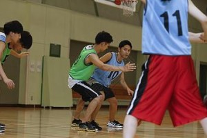 一对一防守（以打篮球一对一防守还是看人为主题）