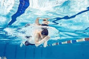 游泳时的技巧与掌控（如何成为游泳高手——15个小技巧助你掌握游泳技能）