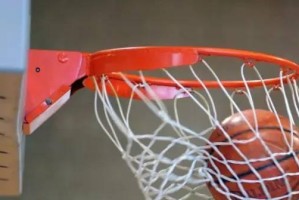 篮球防守策略（技巧、规则解读与实战应用）