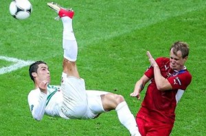 C罗足球进球技巧的独到之处（揭秘C罗足球进球技巧的训练方法和技巧细节）