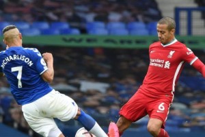 足球花哨过人技巧——舞动双脚的艺术（掌握绝技，炫彩赛场；）