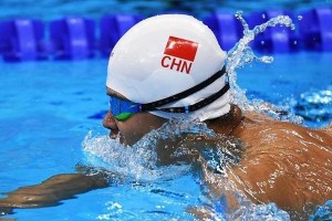 掌握游泳压腿换气技巧，提高游泳效率（游泳压腿换气技巧教学，让你游得更快更远）