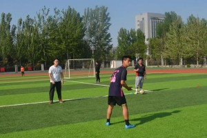 女生学足球教练技术技巧（掌握关键技能，开启足球梦想之路）