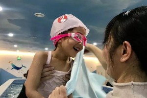 培养婴儿游泳技巧的关键步骤（让宝宝安全享受水中的乐趣）