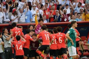 纵览世界杯84年的辉煌历程（探索百年足球盛宴的背后故事）
