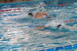 提升蛙泳技巧，赢得100米游泳比赛的关键（打破瓶颈，学会正确的蛙泳动作，从而提高速度和耐力）