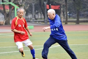 大学足球扑救技巧（提升守门员技术水平的关键要点和实用建议）