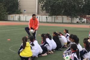 掌握内侧传球技巧，提升足球表现（实战技巧解析，轻松驾驭内侧传球）