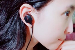 妖娆美女游泳耳机（游泳耳机使用技巧与注意事项，让你的游泳更有趣）