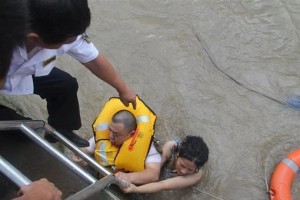 游泳救人技巧（学习游泳救人技巧，提高救援效率和安全性）