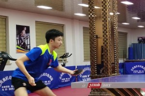 黄教练教你乒乓球左右跑动技巧（打造高效移动，提升比赛实力）