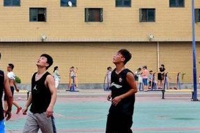 打篮球防守时的挤人技巧（用技巧性挤人提高篮球防守效果）