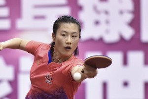 乒乓球单手拿球技巧的掌握（如何通过正确姿势提高乒乓球发球的准确性和力度）