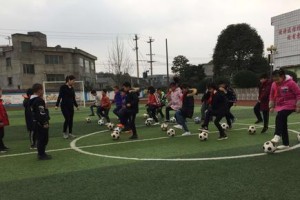 足球技巧探秘——前面踢球的精妙方法（提高射门和传球准确度的关键技术与训练方法）