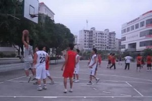 以篮球以小打大的防守技巧——攻破巨人的秘诀（用智慧和技巧击败身材高大的对手）