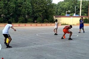 美式篮球防守滑步基础教学（提高防守效果的关键技巧）