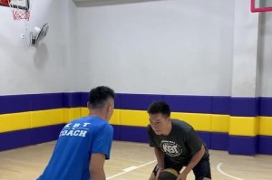 打篮球防守技巧——如何避免扭脚（篮球防守，关键是稳步不摇摆！）