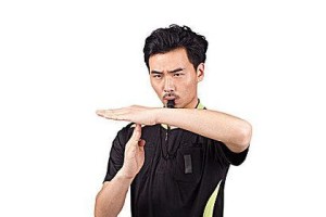 足球裁判哨声技巧揭秘（聪明的裁判在球场上如何利用哨声做出公正判罚）