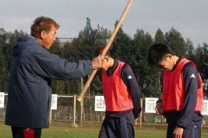 外国足球教练的说话技巧（突破文化差异，提高沟通效果）
