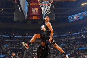 NBA历史上最精彩的扣篮排行榜（追寻篮球历史中的华丽瞬间）