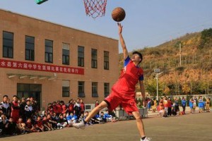 初中生篮球防守技巧（提高防守能力，成为篮球防守高手）