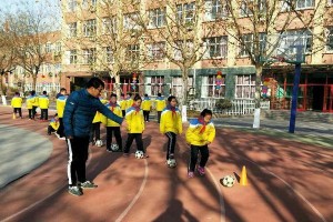 小学女孩足球传球技巧（提升传球技术，让女孩们在足球场上更加出彩）