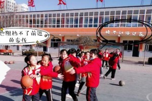 小篮球防守对抗技巧大揭秘（提升防守能力，成为无可阻挡的篮球守护神）