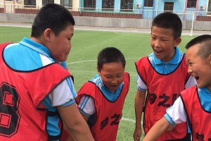 小学体育（提高足球技术，学习传接球的正确方法）