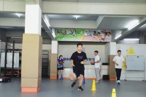 足球教练教你掌握运球变向变速技巧（提升足球运动员技术水平，掌握关键技巧）