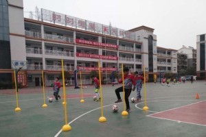 小学一年级篮球进攻和防守技巧（学习篮球基本功，打造小小球场之王）