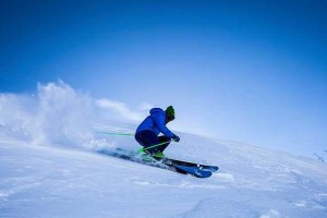 如何提高新手踢出飞球的技巧（足球新手如何利用正确的动作和力量踢出高飞球）