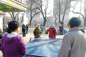 乒乓球大爷的搞笑世界（一位乒乓球老翁带给人们欢乐的故事）