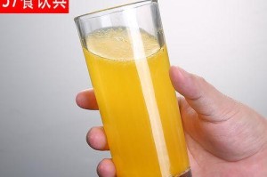 摆地摊乒乓球投进杯子，玩出别样的乐趣（在街头巷尾，感受乒乓球的魅力与技巧）