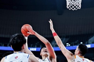 篮球进攻与防守之间的默契与平衡（攻守两端的协作关系与战术调整）