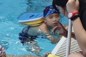 学娃游泳换气技巧教学（培养孩子游泳换气的正确方法，帮助其掌握有效的呼吸技巧）