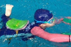 暑假学游泳的小技巧（掌握游泳技能，畅享夏日水上乐趣）